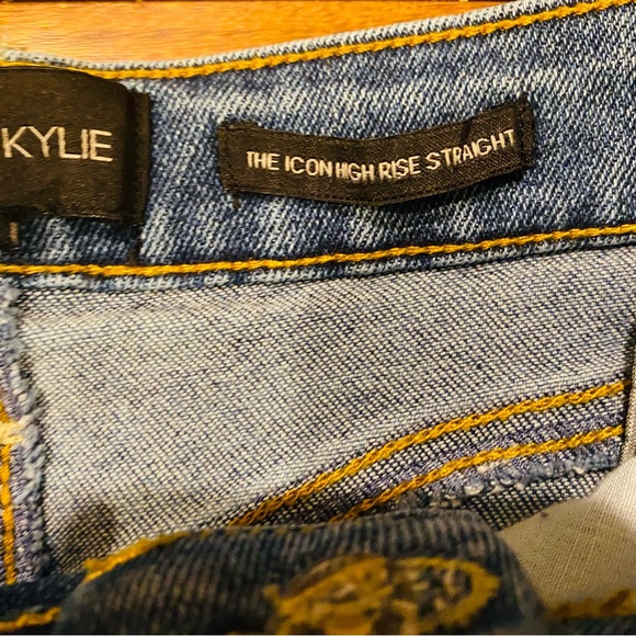 ⭐️ Kendall & Kylie Distressed Icon High Rise Straight Asymmetrical Waistband - Picture 7 of 7